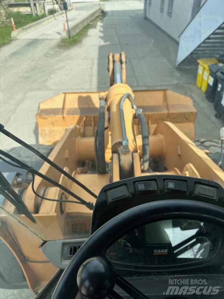 CASE 821 E Pale gommate