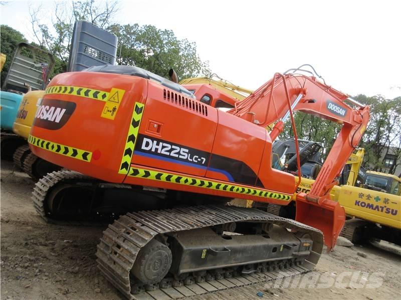 Doosan 225 LC Escavatori cingolati