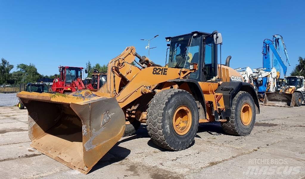 CASE 821 E Pale gommate