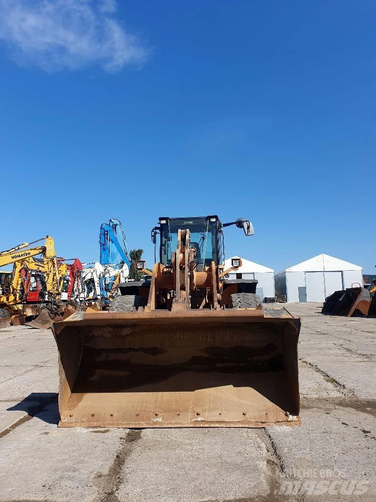 CASE 821 E Pale gommate