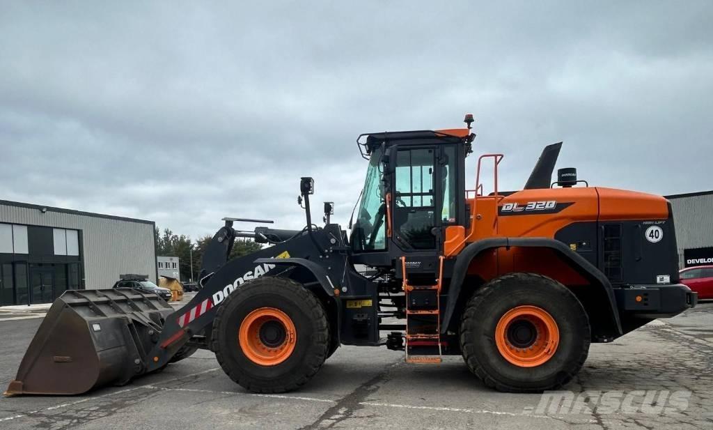 Doosan DL 320-7 Pale gommate