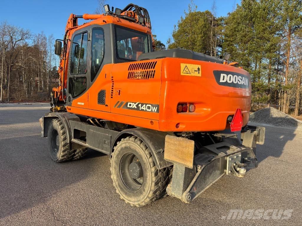 Doosan DX 140 W + vagn Escavatori gommati