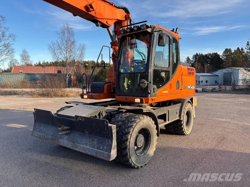 Doosan DX 140 W + vagn Escavatori gommati