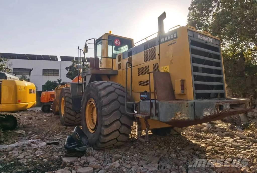 Komatsu WA 600 Pale gommate