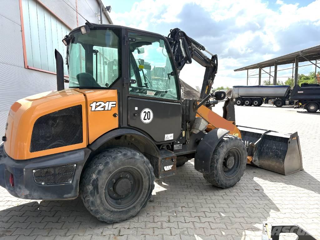 CASE 121F Pale gommate
