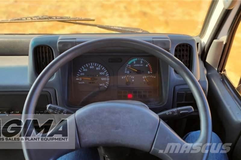 Nissan UD40 Camion altro