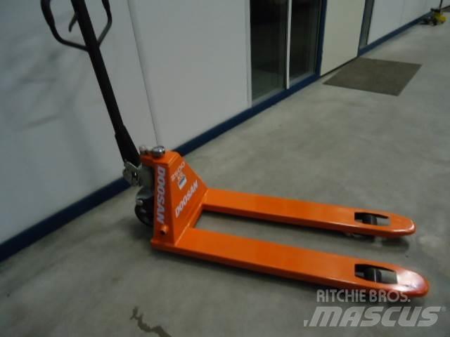 Doosan Pallettruck Transpallet elettrici a timone