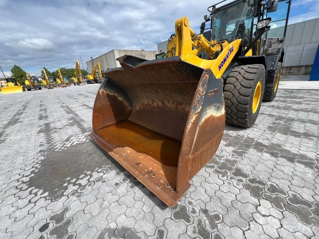 Komatsu WA320-7 Pale gommate