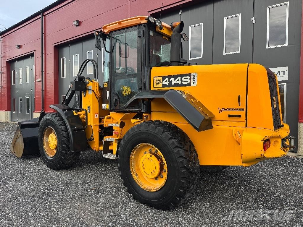 JCB 414 S  4153h 8,9t Pale gommate