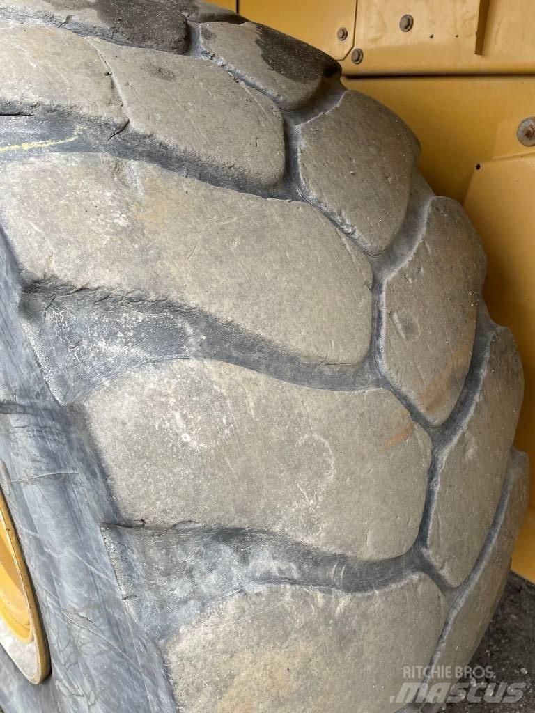 CAT 972M XE Pale gommate
