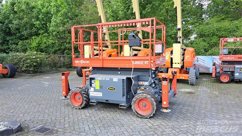 SkyJack 6832RT Piattaforme a pantografo