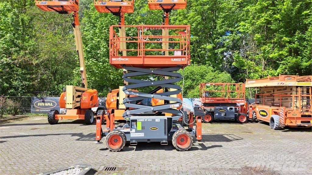 SkyJack 6832RT Piattaforme a pantografo