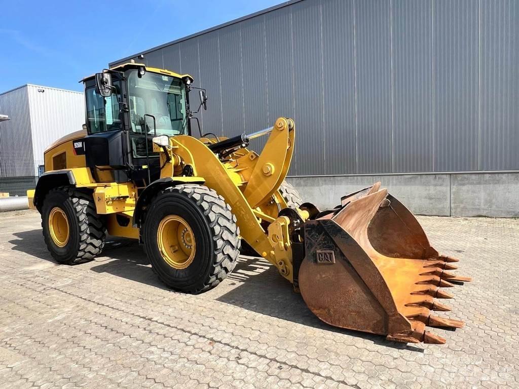 CAT 926M Pale gommate