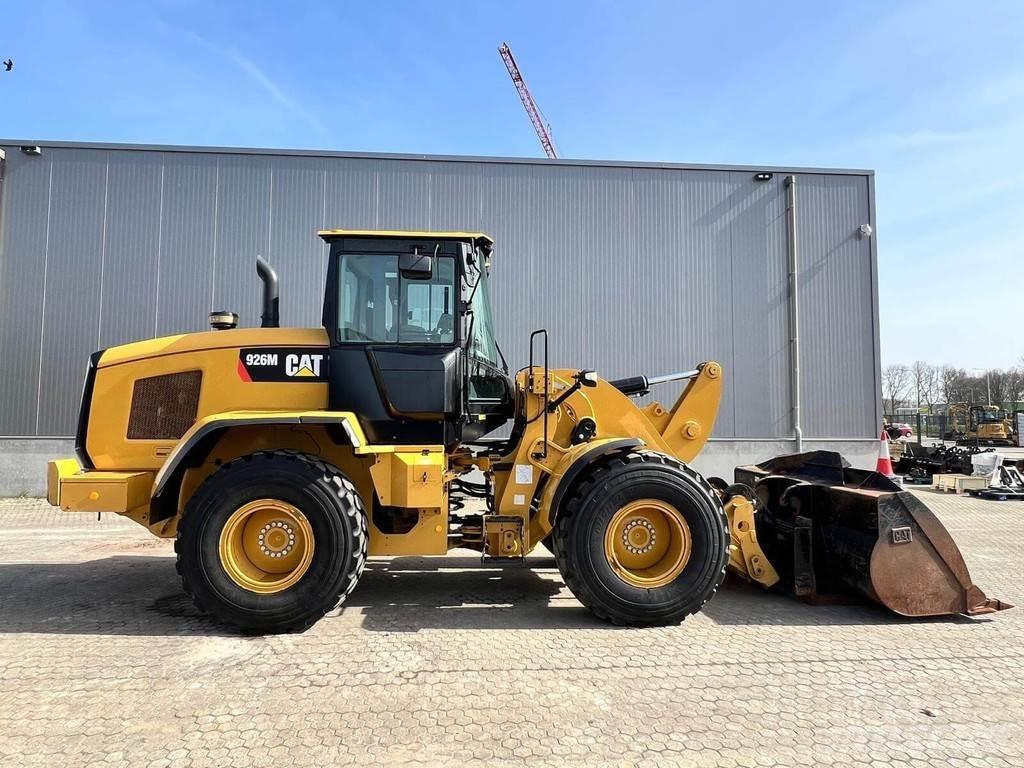 CAT 926M Pale gommate