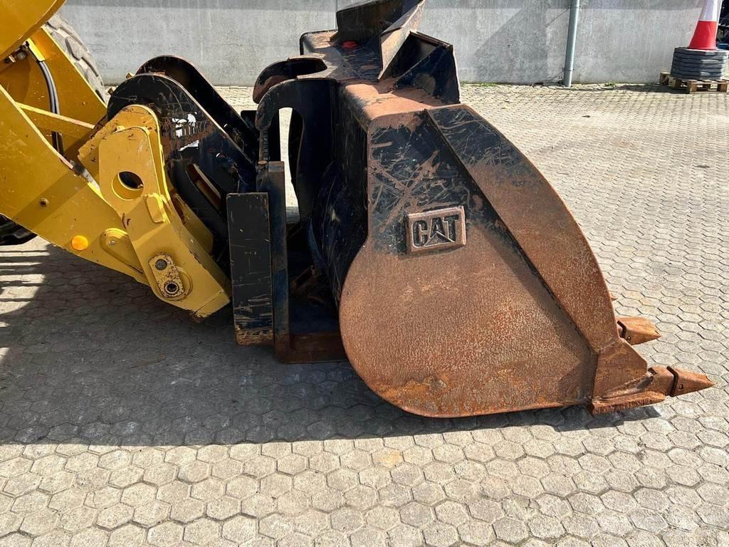 CAT 926M Pale gommate
