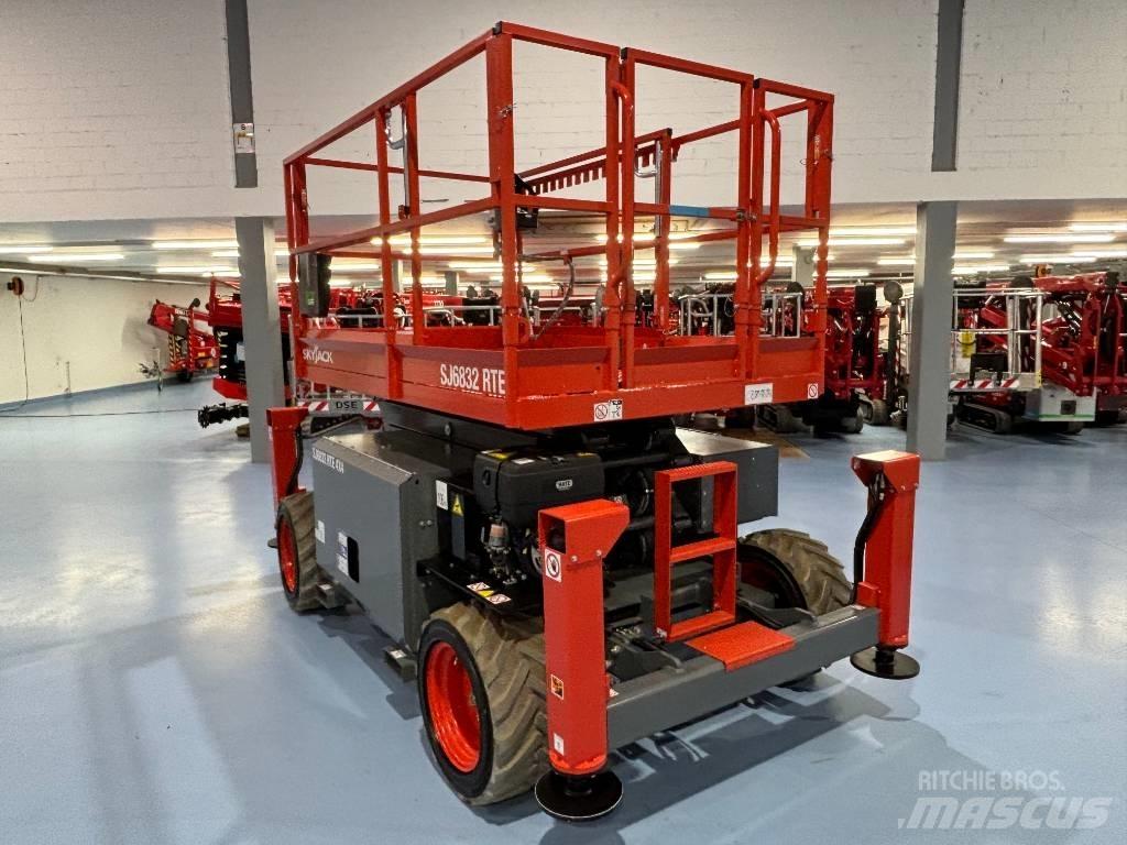 SkyJack SJ 6832 RTE Piattaforme a pantografo