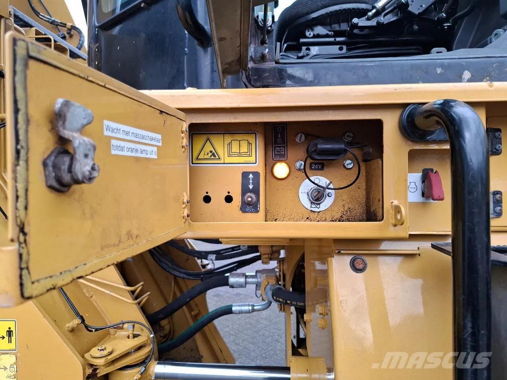 CAT 966M Pale gommate