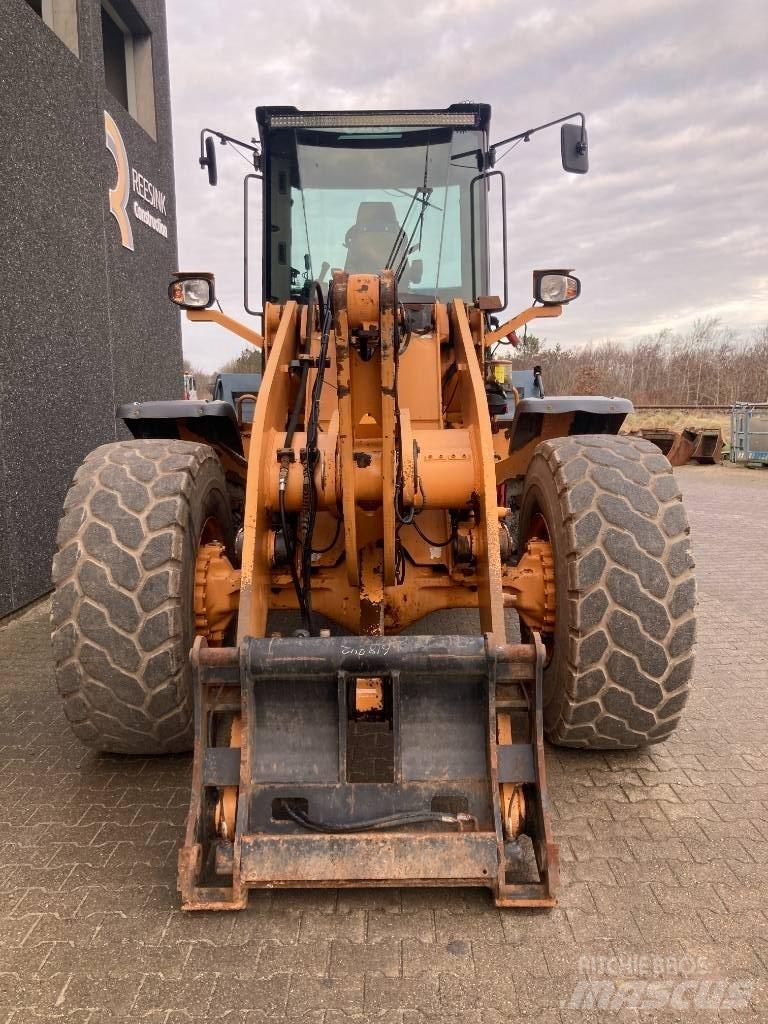 CASE 721 E Pale gommate