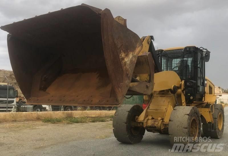 CAT 926M Pale gommate