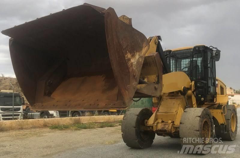 CAT 926M Pale gommate