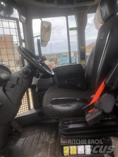 CAT 926M Pale gommate