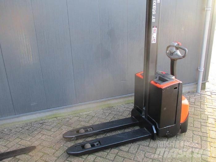 Toyota SWE 080L Transpallet uomo a terra