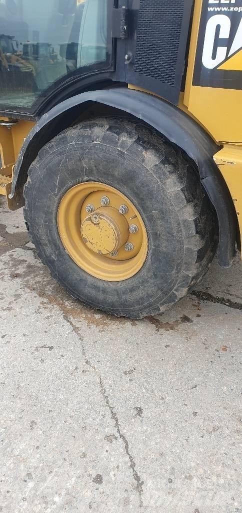 CAT 906M Pale gommate