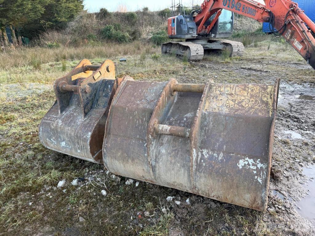 Hitachi ZX225USRLC-3 Escavatori cingolati