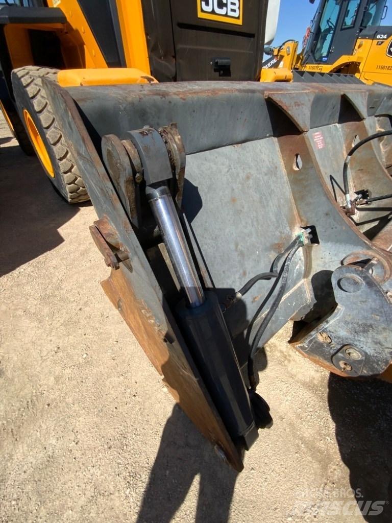 CASE 721G Pale gommate