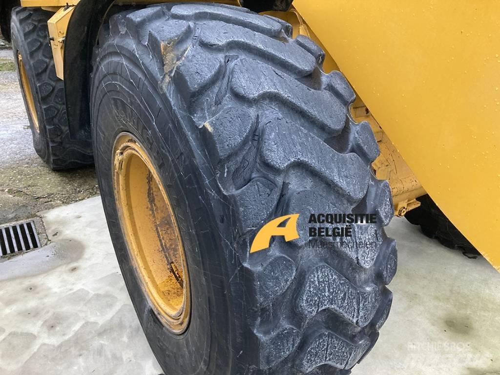 CAT 930M Pale gommate