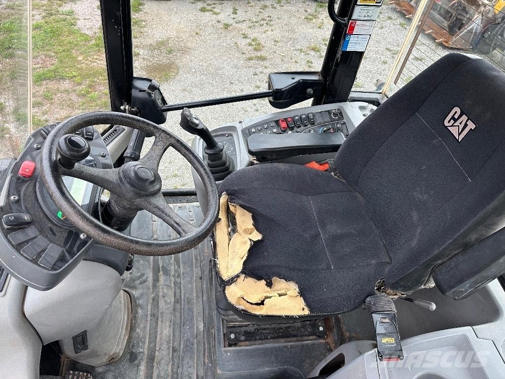 CAT 908M Radlader Pale gommate