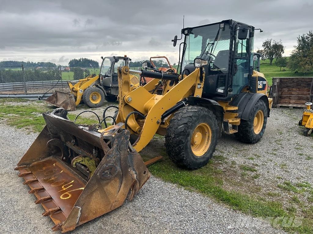 CAT 908M Radlader Pale gommate