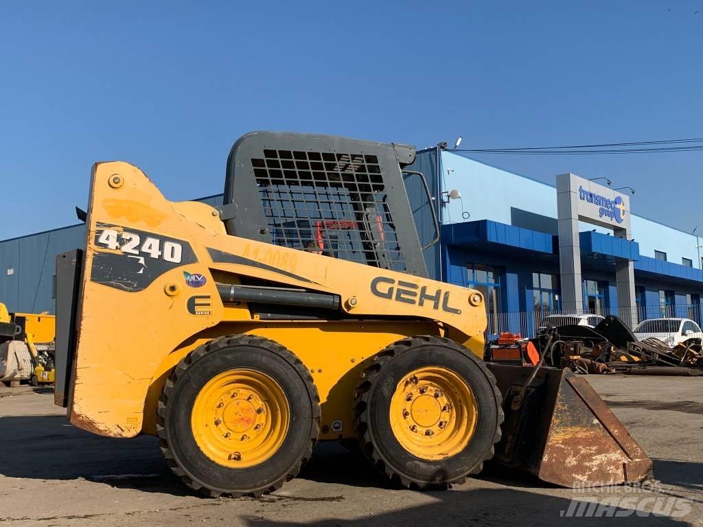 Gehl 4240 Mini Pale Gommate