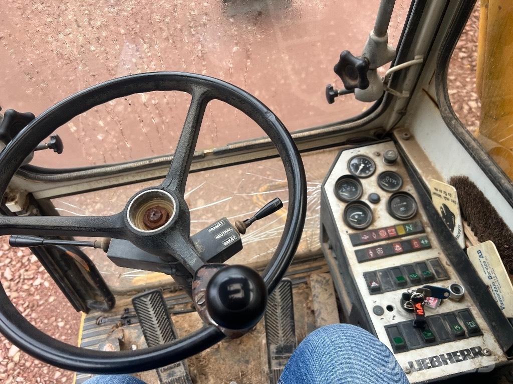 Liebherr 902 Escavatori gommati