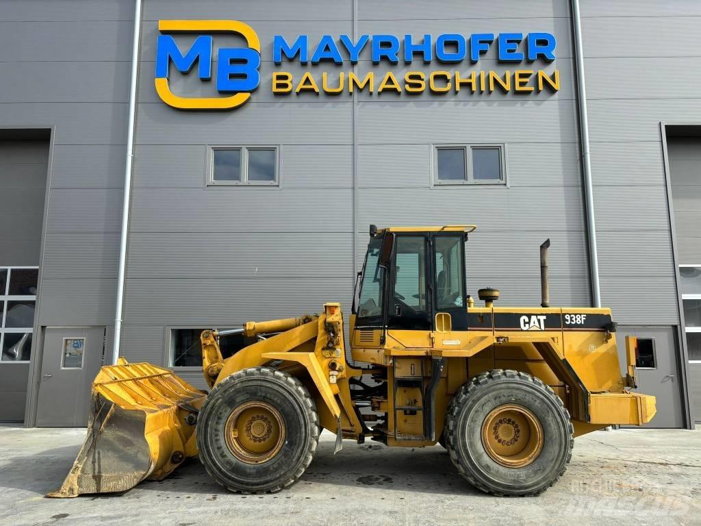 CAT 938F Pale gommate