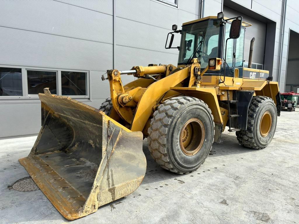 CAT 938F Pale gommate