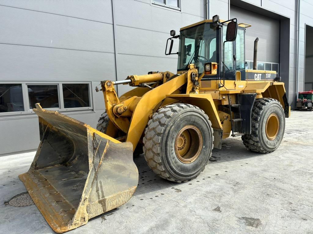 CAT 938F Pale gommate