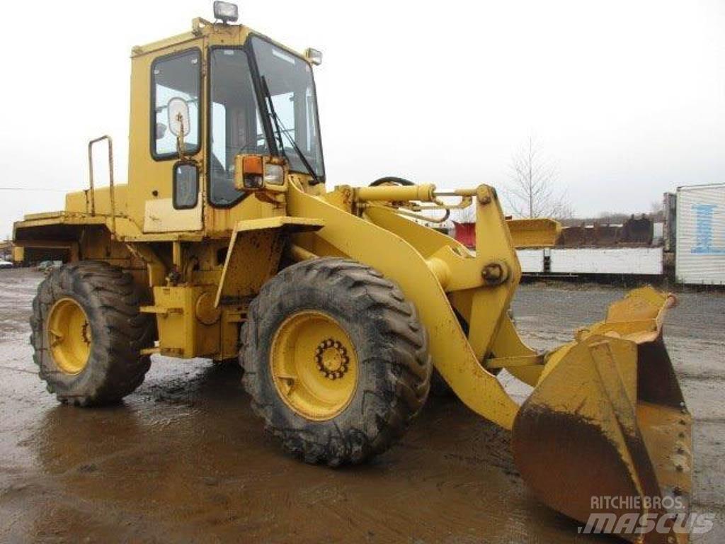 Komatsu WA100-1 Pale gommate