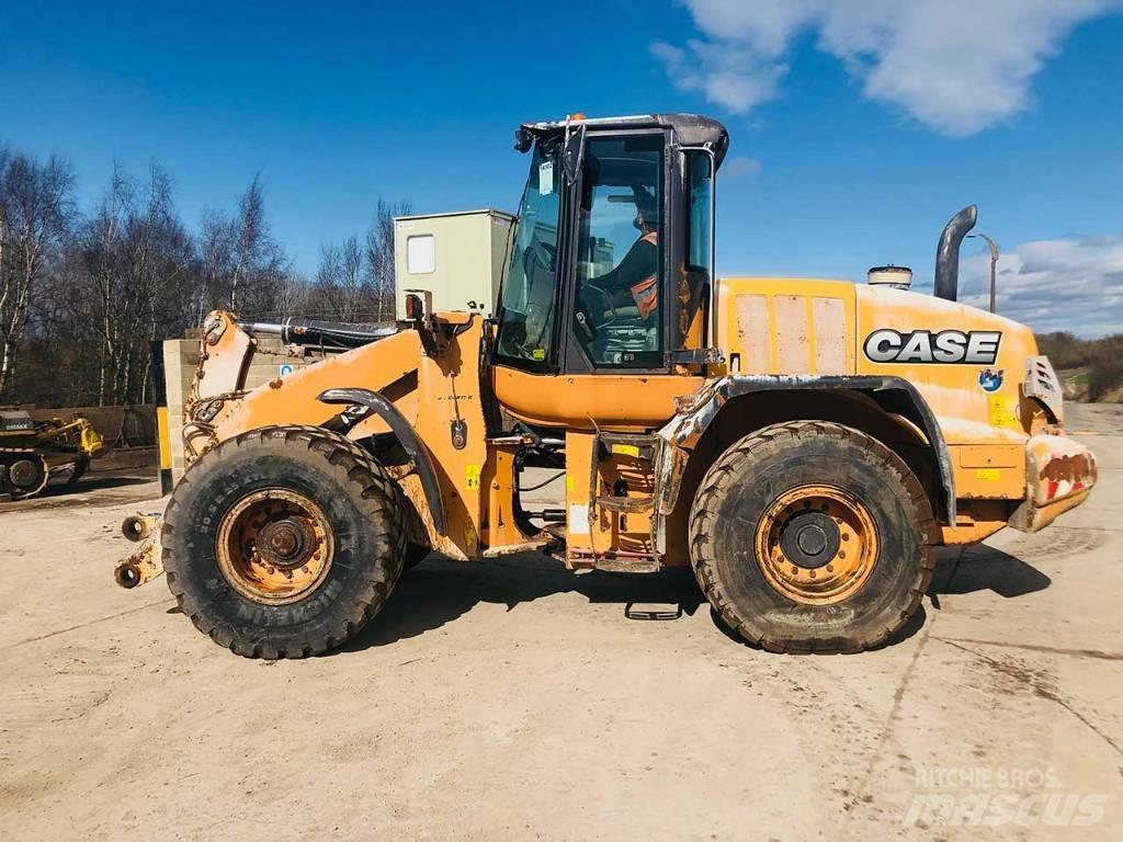 CASE 721 F Pale gommate