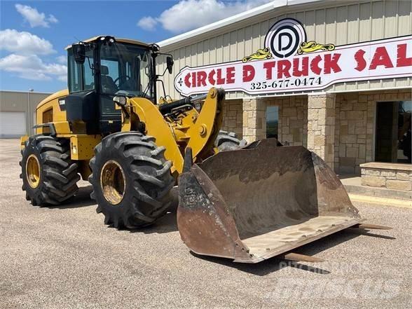 CAT 930M Pale gommate