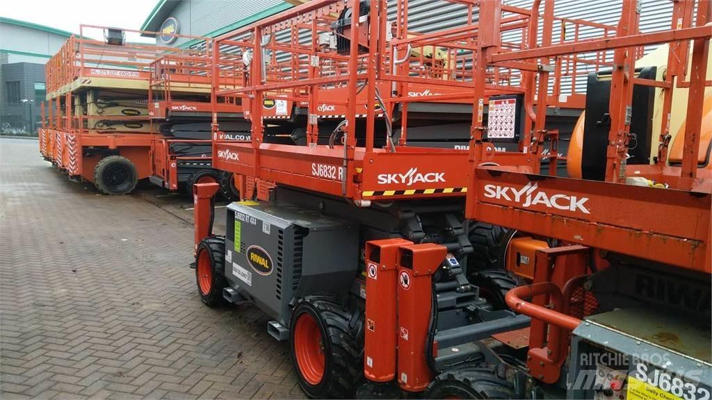 SkyJack 6832RT Piattaforme a pantografo