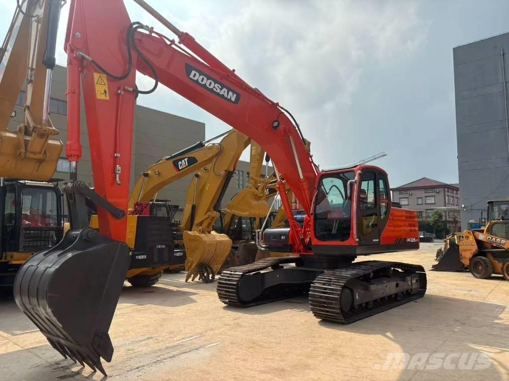 Doosan 225 LC Escavatori cingolati