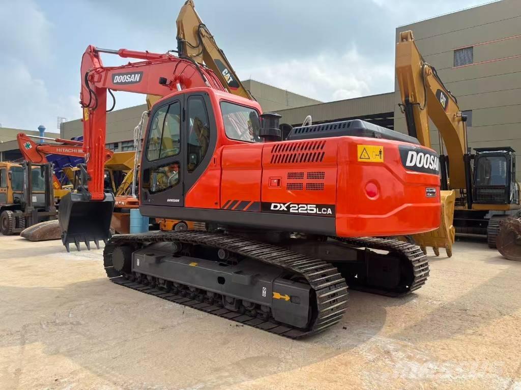 Doosan 225 LC Escavatori cingolati