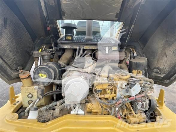 CAT 906M Pale gommate