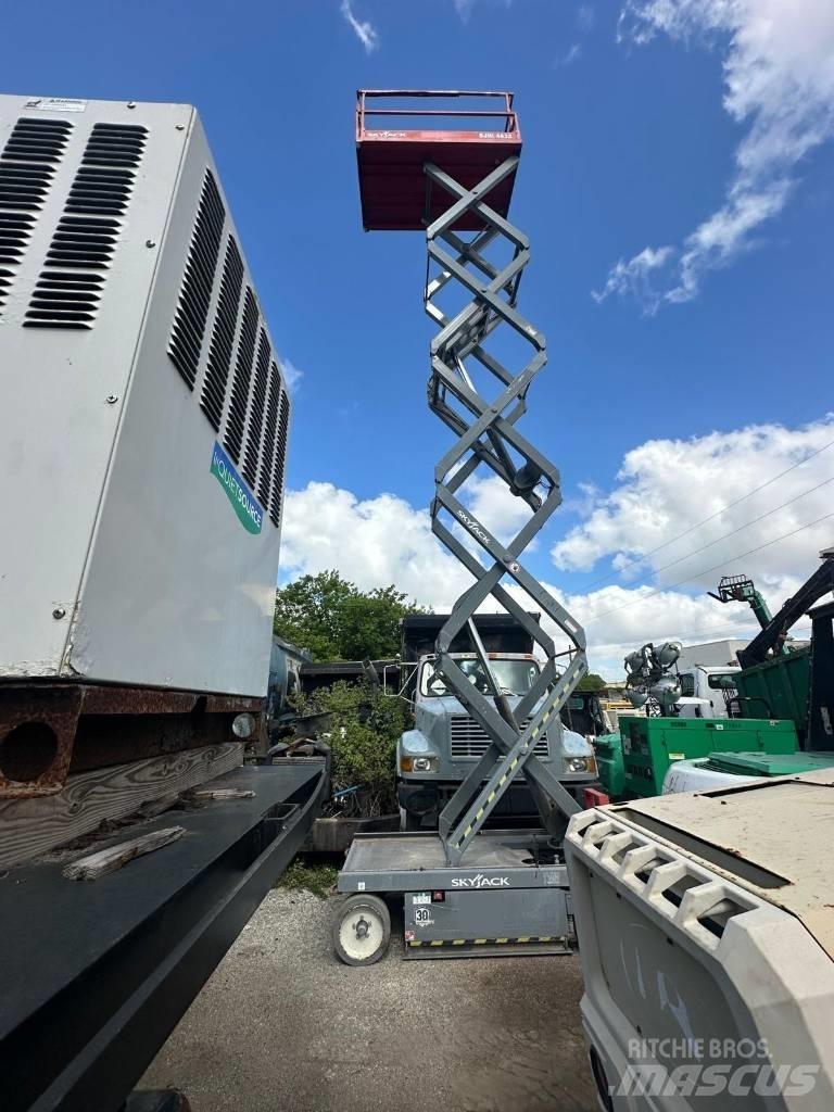 JLG 32 Lift Piattaforme a pantografo