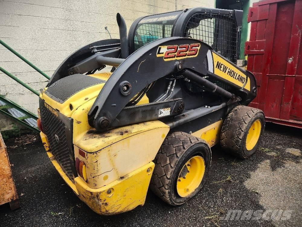 New Holland 225L Mini Pale Gommate