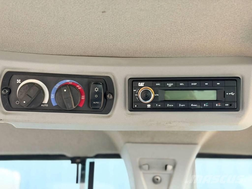 CAT 930M Pale gommate