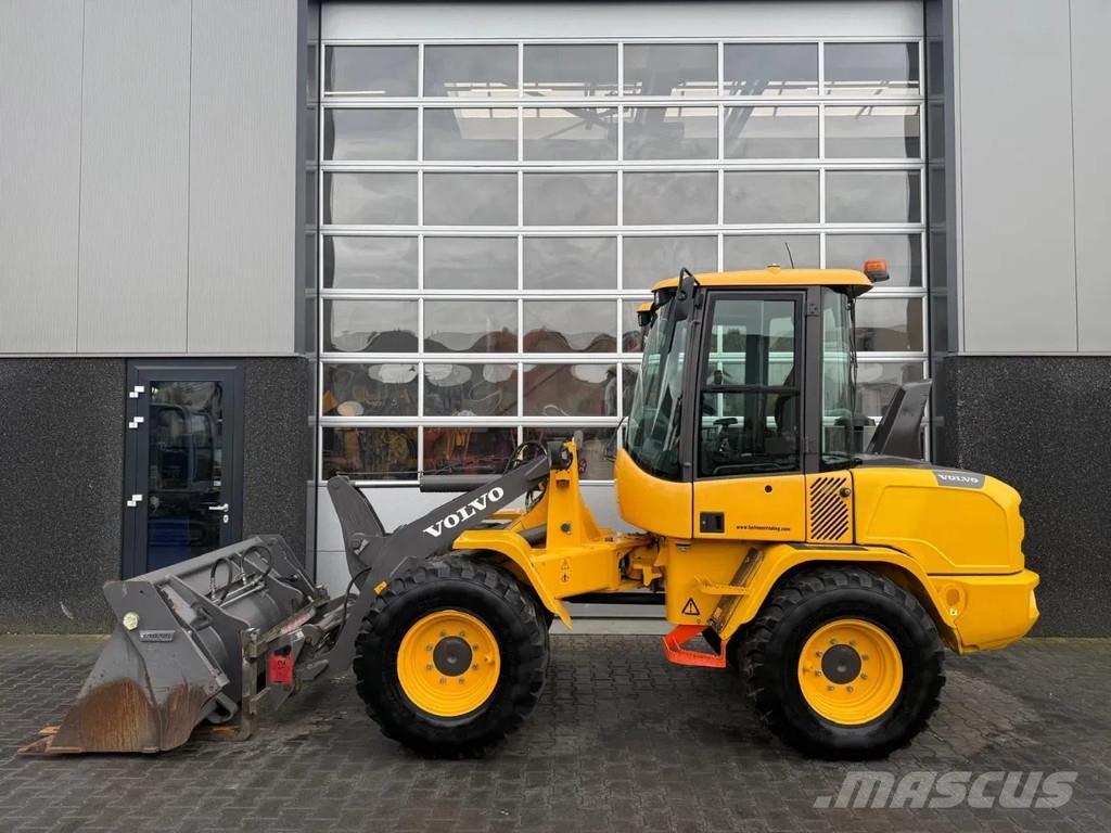 Volvo L30G Pale gommate