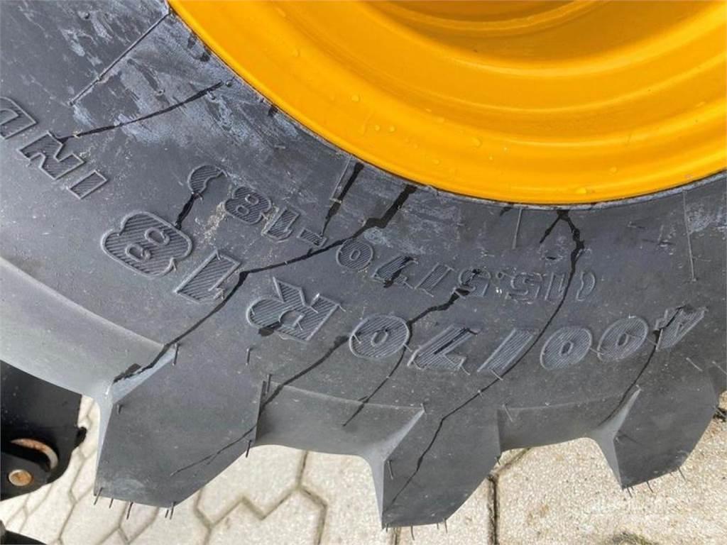 JCB 407 Pale gommate