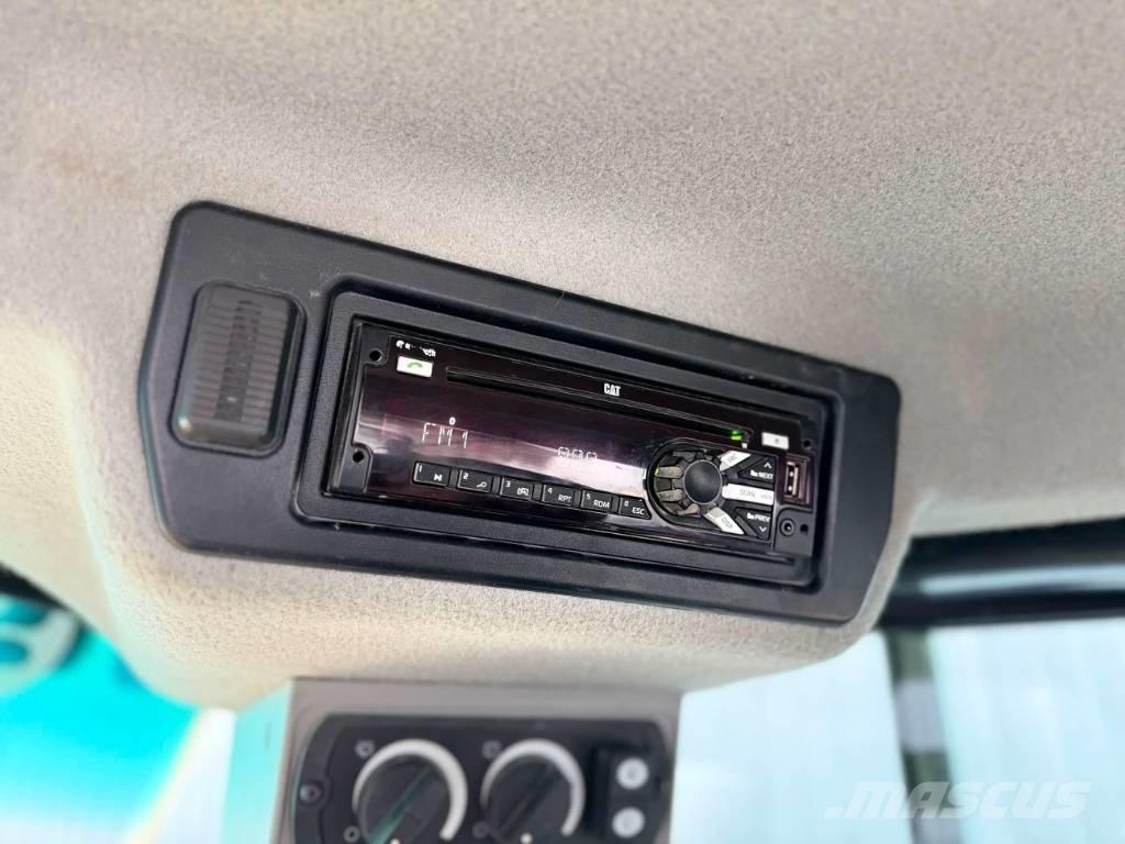 CAT 972M Pale gommate